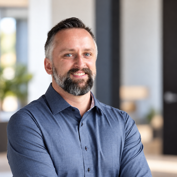 Portrait of Derek Mengar, Realtor.